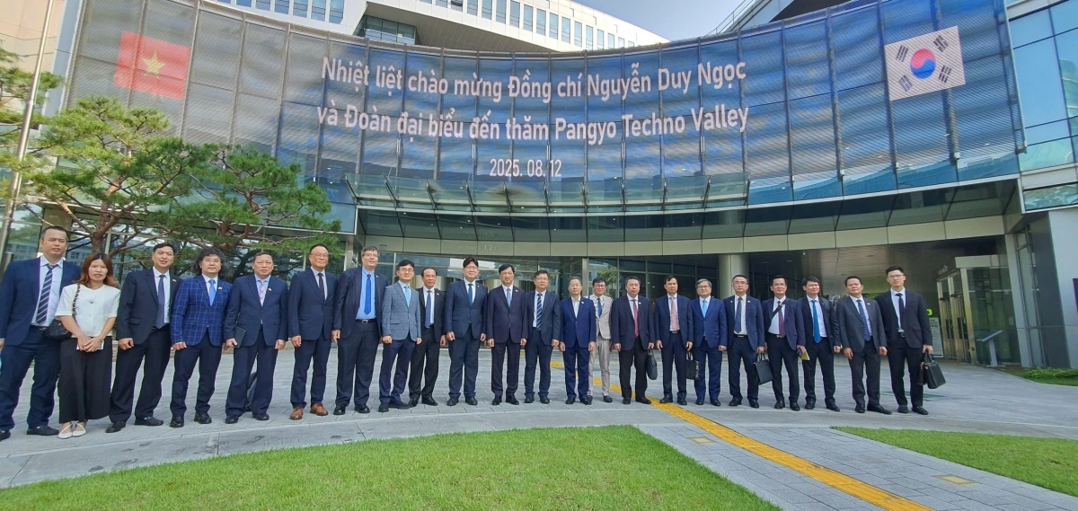 Đoàn đại biểu cấp cao do ông Nguyễn Duy Ngọc - Chủ nhiệm Ủy ban Kiểm tra Trung ương, đến thăm và làm việc tại Thung lũng Công nghệ cao Pangyo. Ảnh: PV 