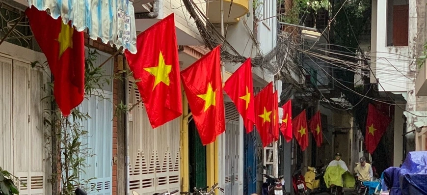 Theo truyền thống, dịp Tết Dương lịch, dù bận rộn nhưng nhiều gia đình vẫn tự giác treo cờ Tổ quốc. Nhà nào cũng háo hức treo cờ với niềm tự hào, tự tôn dân tộc vốn hiện hữu trong tiềm thức của mỗi người (Ảnh: Báo Tin tức).