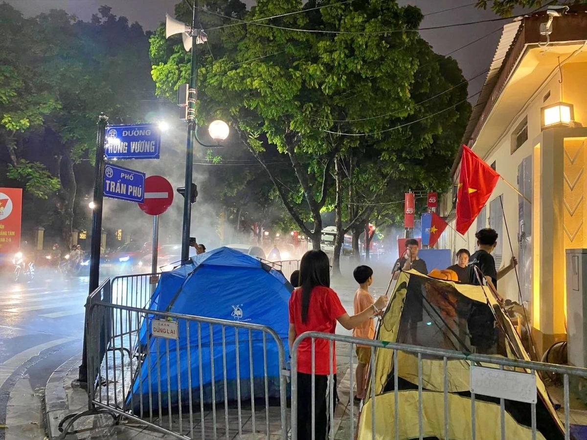 Ngay từ tối qua (26/8), dù trời mưa nhưng nhiều người đã dựng lều tại khu vực đường Trần Phú - Hùng Vương để giữ chỗ đẹp cho buổi sơ duyệt A80 diễn ra vào tối nay (27/8). (Ảnh: MXH)