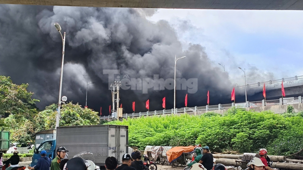 Theo người dân gần khu vực cầu Vĩnh Tuy, vào thời điểm trên, lửa bùng phát kèm theo tiếng nổ, sau đó không lâu khói đen bốc lên cuồn cuộn.