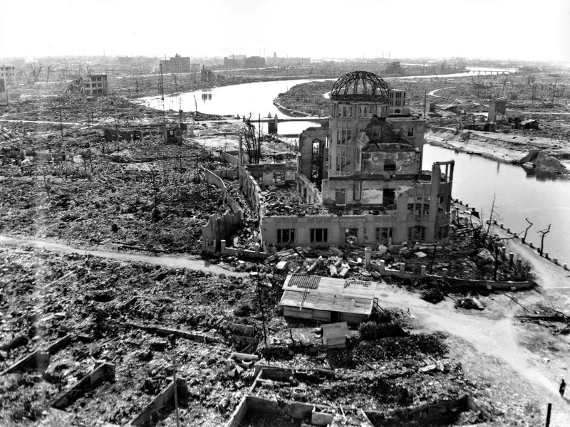 Tòa nhà bằng đá cao 5 tầng tại Hiroshima vỡ tung cửa sổ, bay hết mái ngói nhưng vẫn đứng vững, bất chấp nằm gần tâm nổ của quả bom Little Boy.