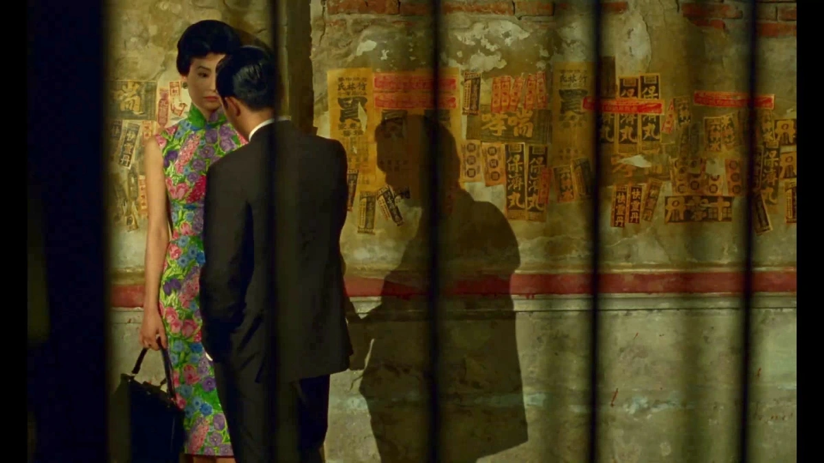 "In The Mood For Love” với những khung cảnh thẫm đẫm chất thơ của Hồng Kông thập niên 60. (Ảnh: Jet Tone Films)