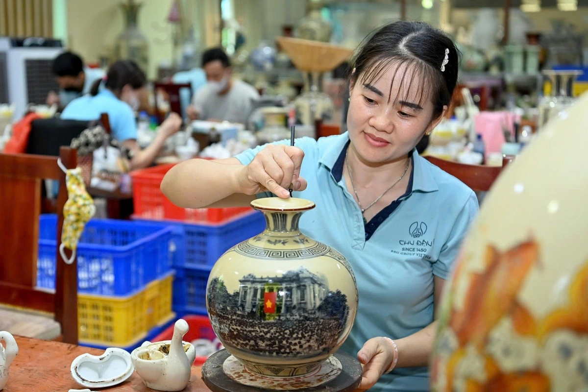 Nghệ nhân chế tác sản phẩm Bình Giọt Ngọc