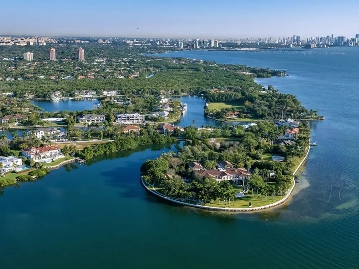 Điều làm nên sự độc đáo của Gables Estates là sự riêng tư, tinh tế và đáng sống, những điều mà Beverly Hills không thể đáp ứng trọn vẹn. Gables Estates có 179 lô đất chủ yếu nằm ven sông, diện tích trung bình là 56.240 feet vuông (tương đương 5.240 m2). (Ảnh: FloridaStock/Shutterstock)