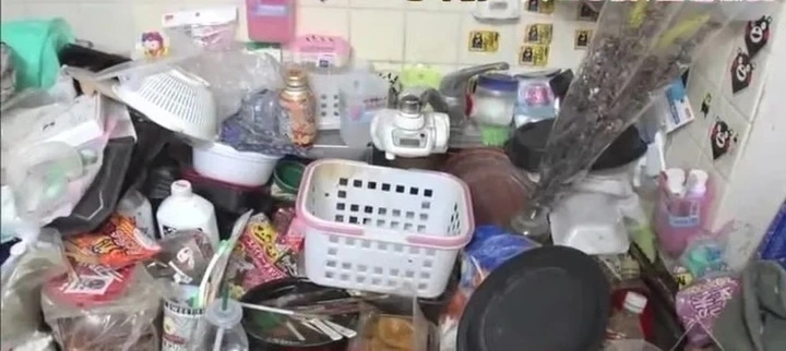 Căn bếp nhà họ trông giống như một bãi rác với những đống thức ăn hết hạn nằm rải rác xung quanh. (Ảnh: Handout)