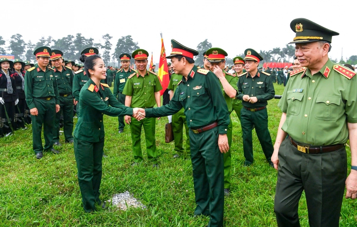 Thượng úy Ngọc Hân tham gia đọc thuyết minh tại lễ kỷ niệm 70 năm chiến thắng Điện Biên Phủ.