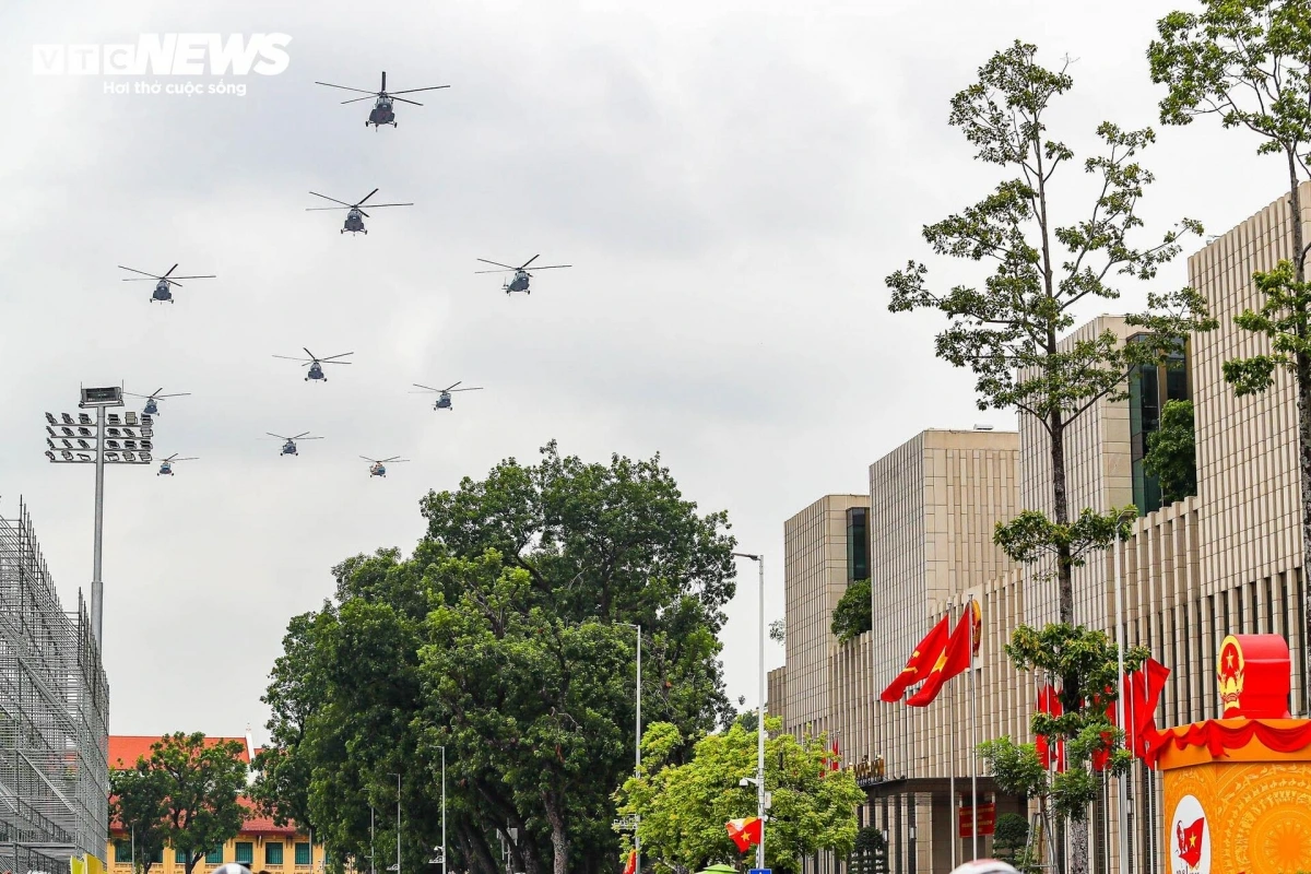    At around 11 a.m., a formation made up of 10 military helicopters flew over central Hanoi, passing above Ba Dinh Square during rehearsal drills.