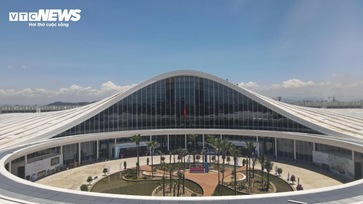 Trung tâm có quy mô 3 tầng và 1 tầng hầm, tổng diện tích sàn gần 50.000 m².