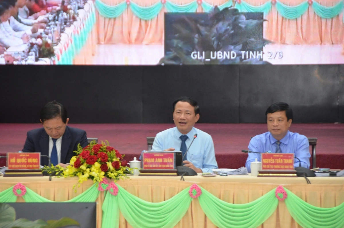 Ông Phạm Anh Tuấn (ngồi giữa) chỉ đạo trong hội nghị phân giao chỉ tiêu cho các xã phường. (ảnh: Nguyễn Thảo)