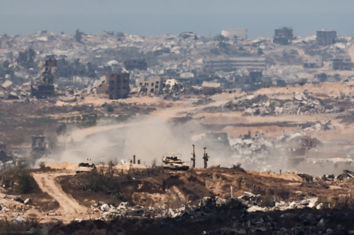 Các phương tiện quân sự ở Gaza. Ảnh: Reuters