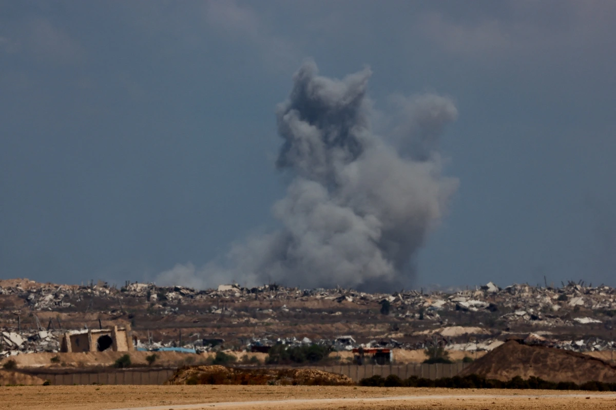 Khói bốc lên sau một vụ nổ ở Gaza. Ảnh: Reuters