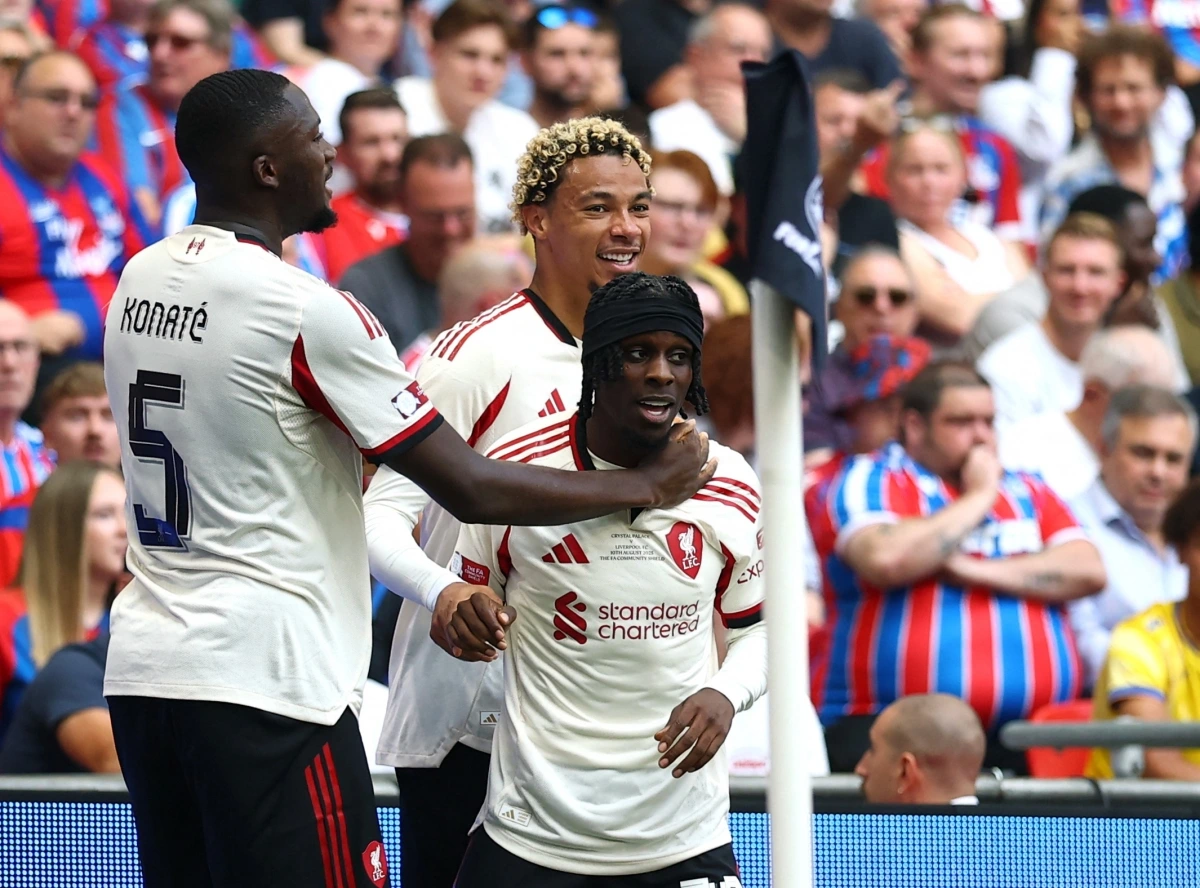 Liverpool ăn mừng bàn thắng thứ 2 (Ảnh: Reuters).