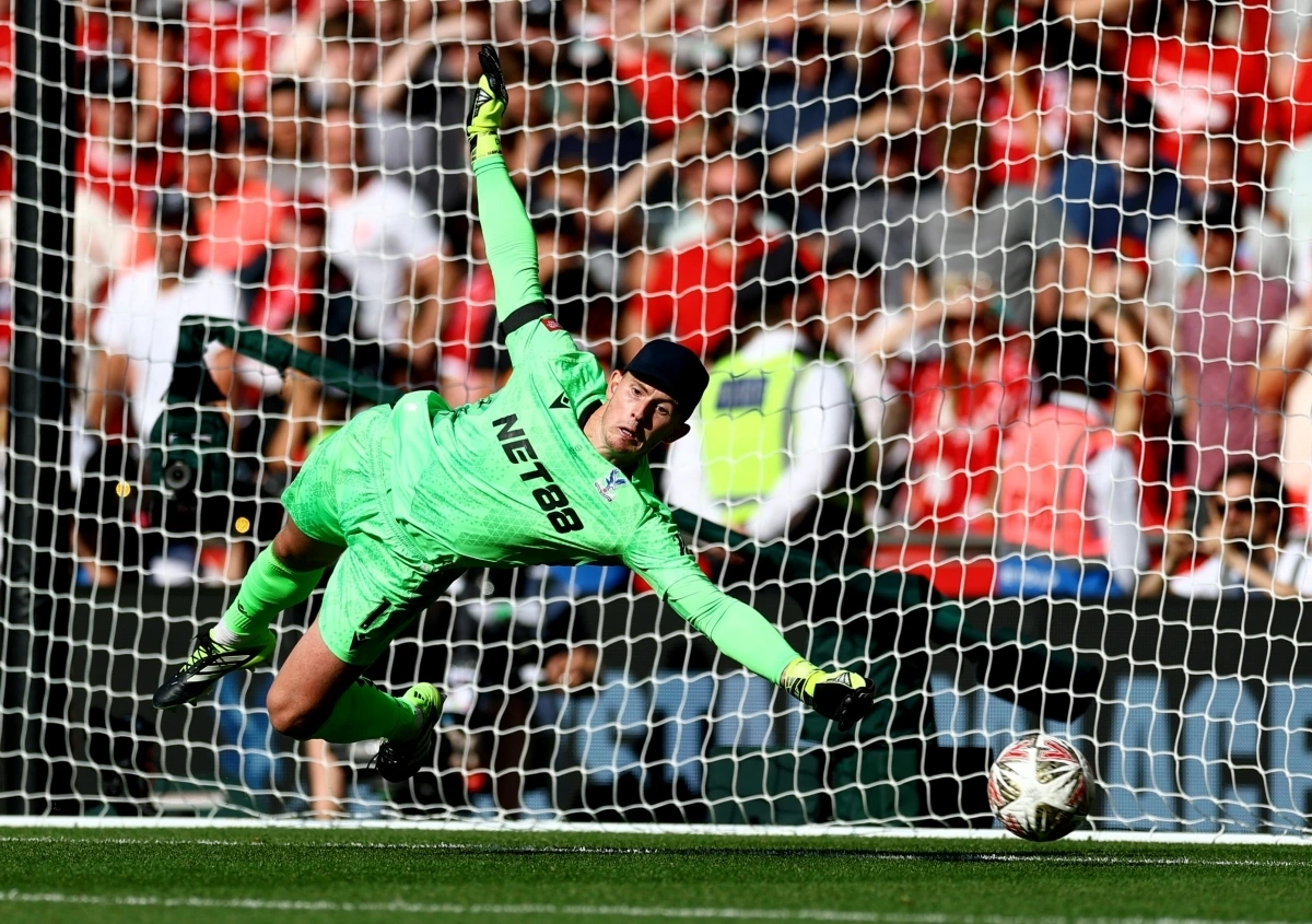 Henderson là người hùng giúp Crystal Palace giành Siêu cúp Anh (Ảnh: Reuters).