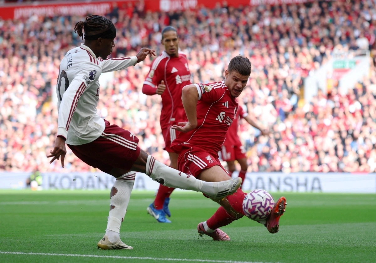 Noni Madueke đang khiến hàng thủ Liverpool gặp nhiều khó khăn (Ảnh: Reuters).