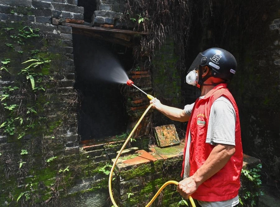 Phun khử trùng dịch bệnh tại tỉnh Quảng Đông, Trung Quốc. Ảnh: Tân Hoa Xã