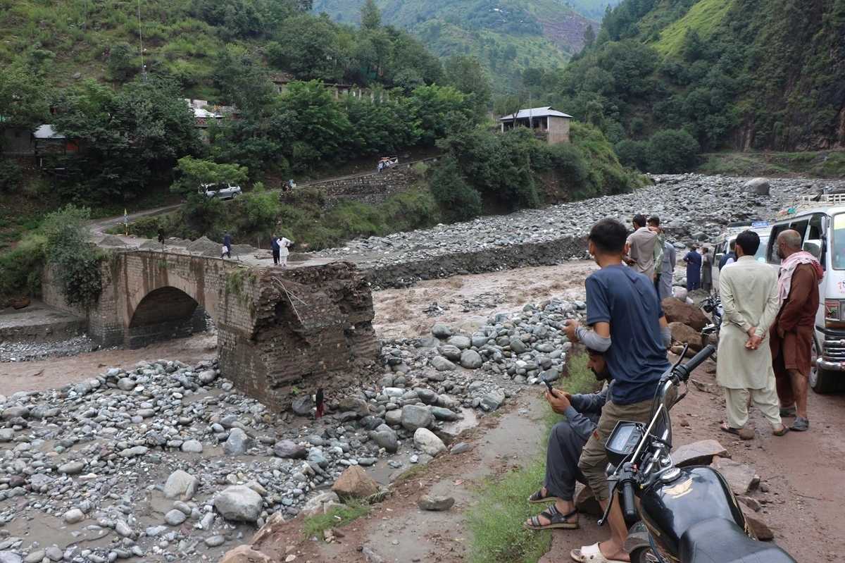 Lũ quét cuốn trôi một cây cầu ở ngoại ô thành phố Muzaffarabad, thủ phủ của khu vực Kashmir do Pakistan quản lý ngày 15/8. (Ảnh: Reuters)