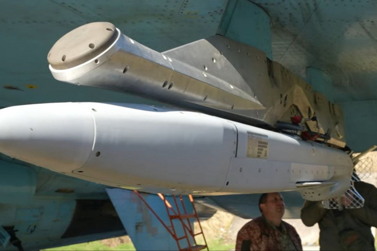 Tên lửa mồi nhử ADM-160 dưới cánh Su-27. Ảnh: Không quân Ukraine