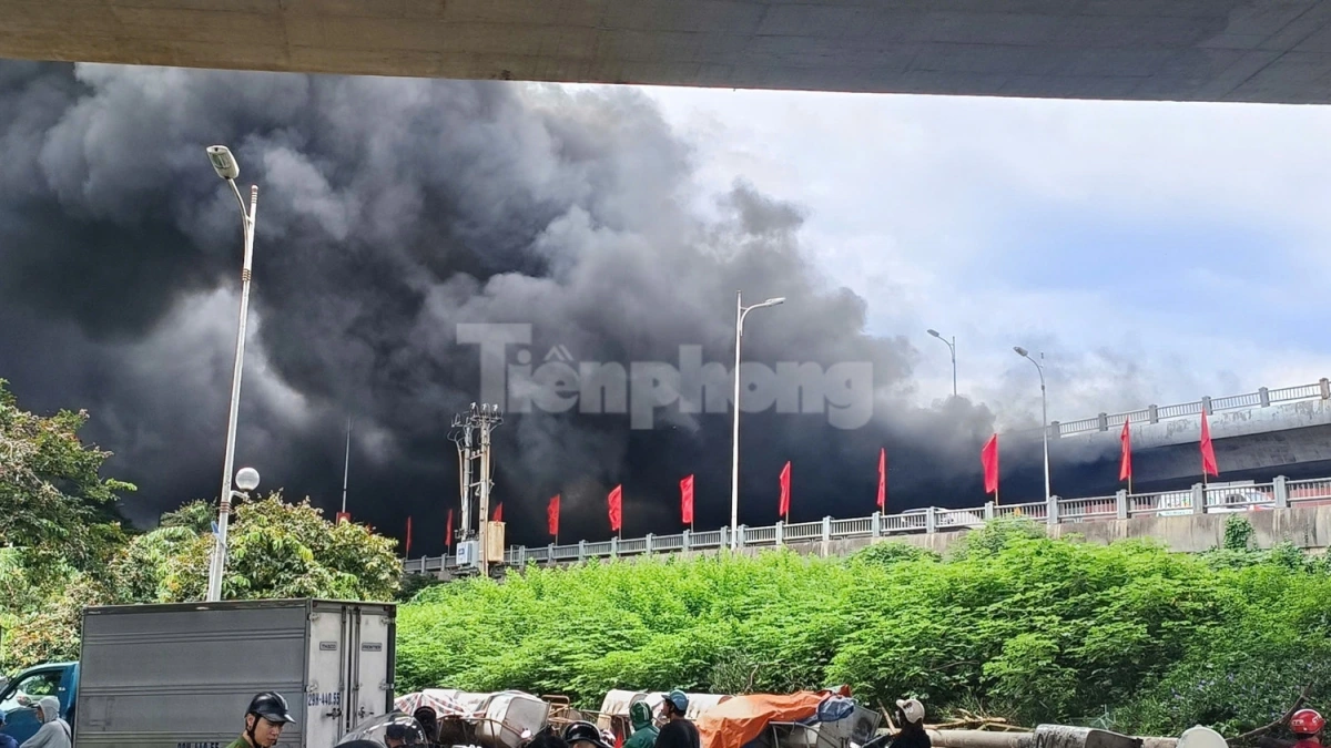 Lực lượng chức năng đã tạm thời chặn đường đê Nguyễn Khoái và lối lên cầu Vĩnh Tuy hướng sang Long Biên.
