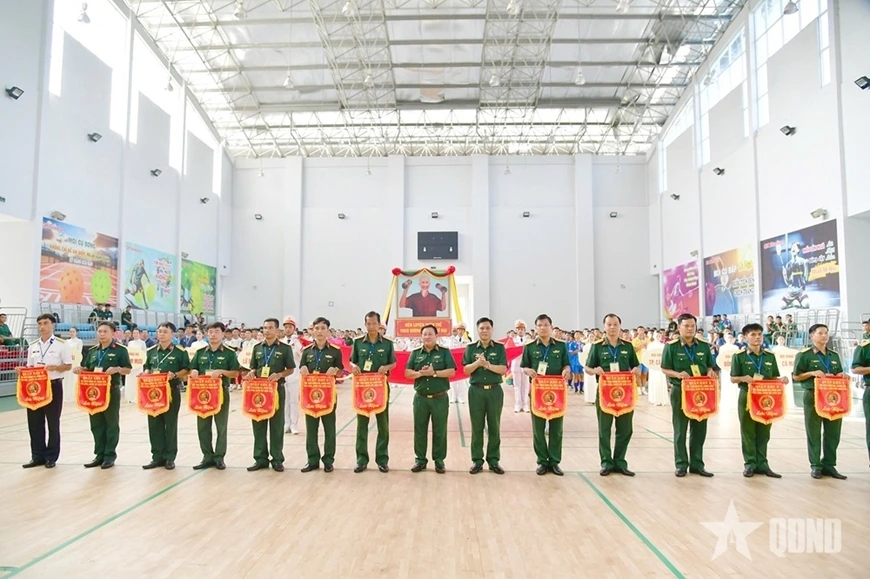 Lãnh đạo Quân khu 9 tặng cờ lưu niệm cho các đoàn vận động viên