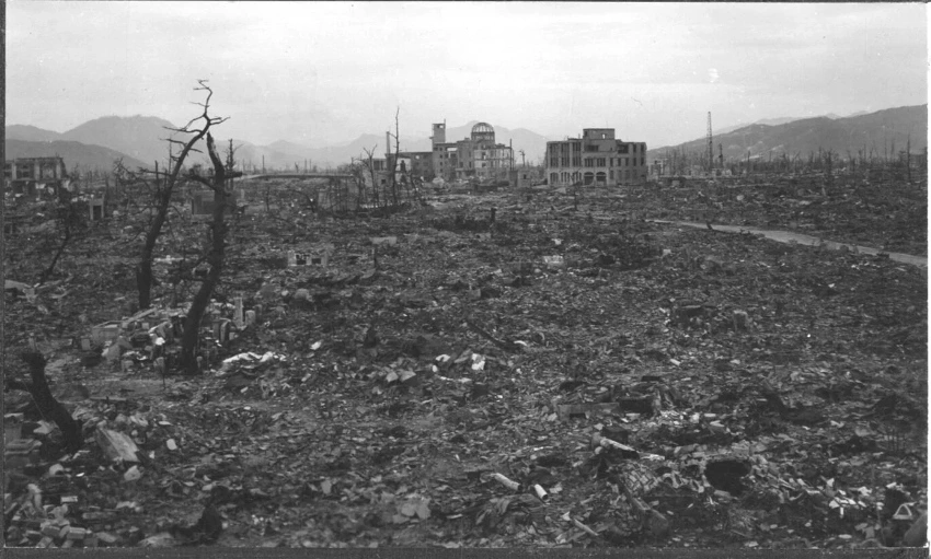Khi ấy, công trình này là Nhà triển lãm xúc tiến công nghiệp tỉnh Hiroshima. Bị bom nguyên tử thổi bay toàn bộ nội thất, song mái vòm thép xám của tòa nhà - nơi gánh trọn sức công phá của vụ nổ trên không vẫn tồn tại, trở thành biểu tượng của sức sống và nghị lực của thành phố. Ngày nay, công trình được bảo tồn như một phần của Khu tưởng niệm Hòa bình Hiroshima.