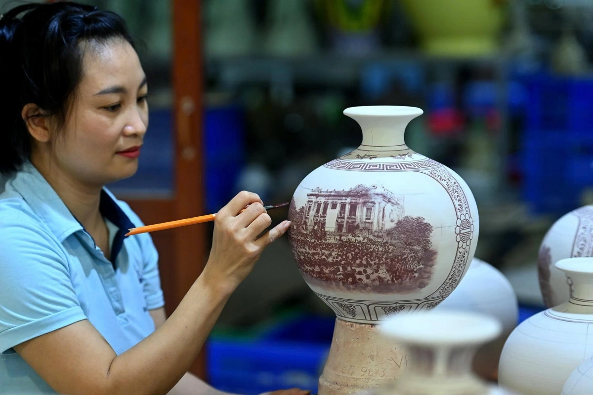 Nghệ nhân trang trí trên bình gốm Chu Đậu