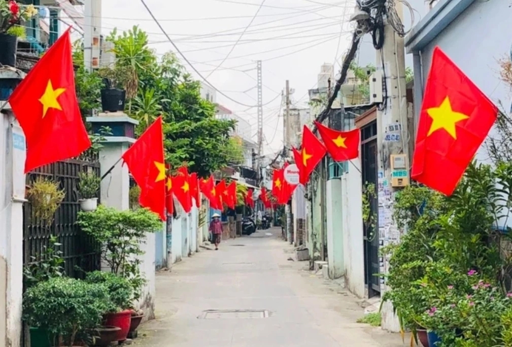 Dịp Tết Âm lịch, mọi người, các cơ quan, đơn vị trên khắp cả nước đều treo cờ Tổ quốc theo chỉ đạo của chính quyền địa phương, thể hiện lòng yêu nước và tự hào dân tộc (Ảnh: Internet).