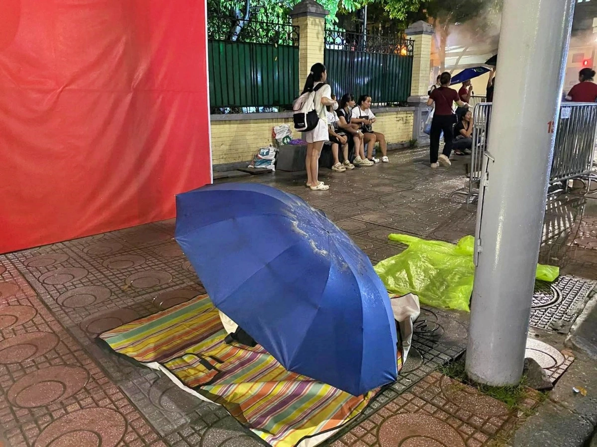 Không có lều trú, một chiếc ô cũng là đủ để tránh mưa gió. (Ảnh: MXH)