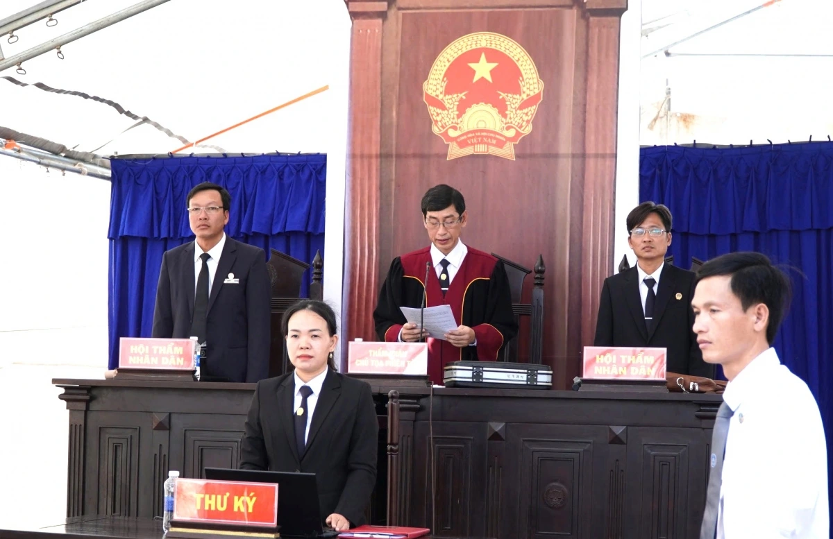 HĐXX đã tuyên phạt bị cáo Nhi 1 năm tù.