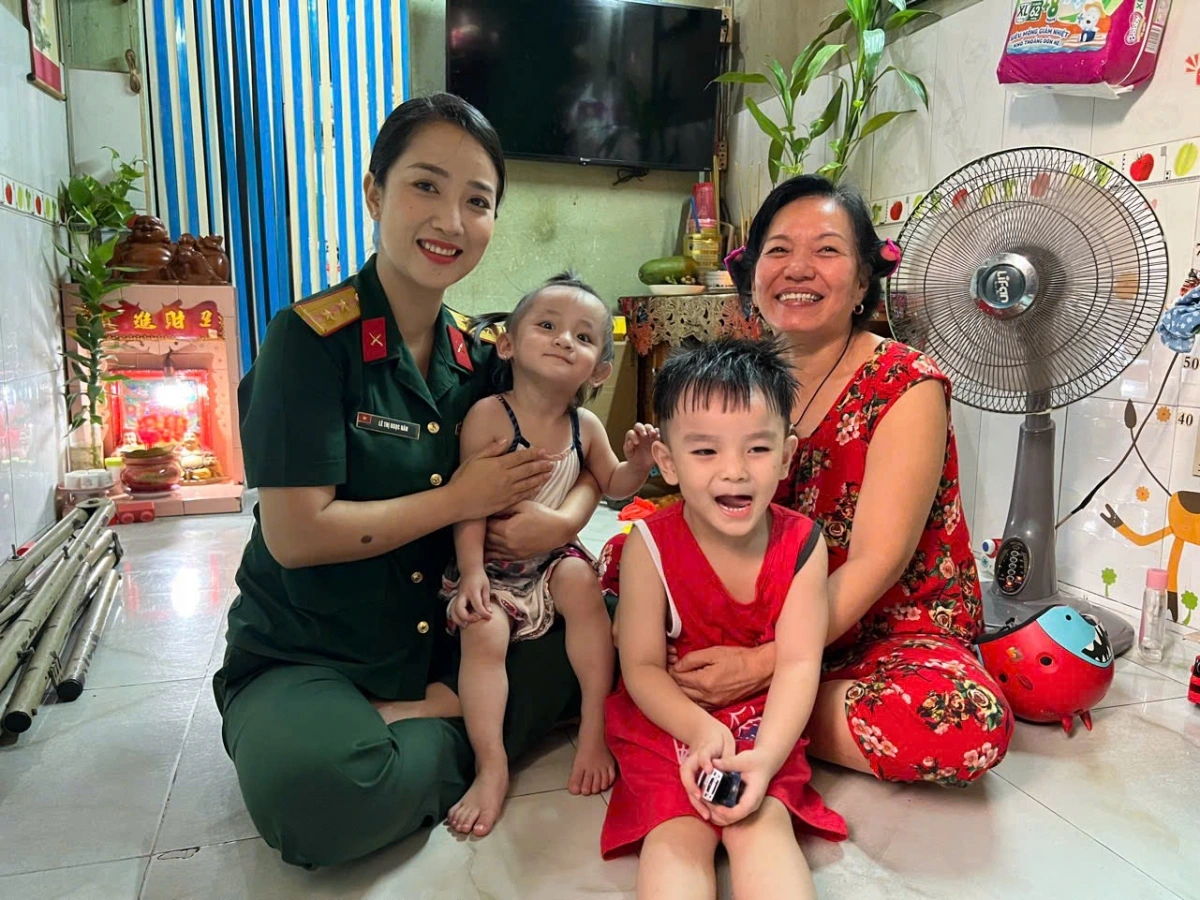 2 trẻ mồ côi mẹ do COVID-19 được Ngọc Hân nhận đỡ đầu