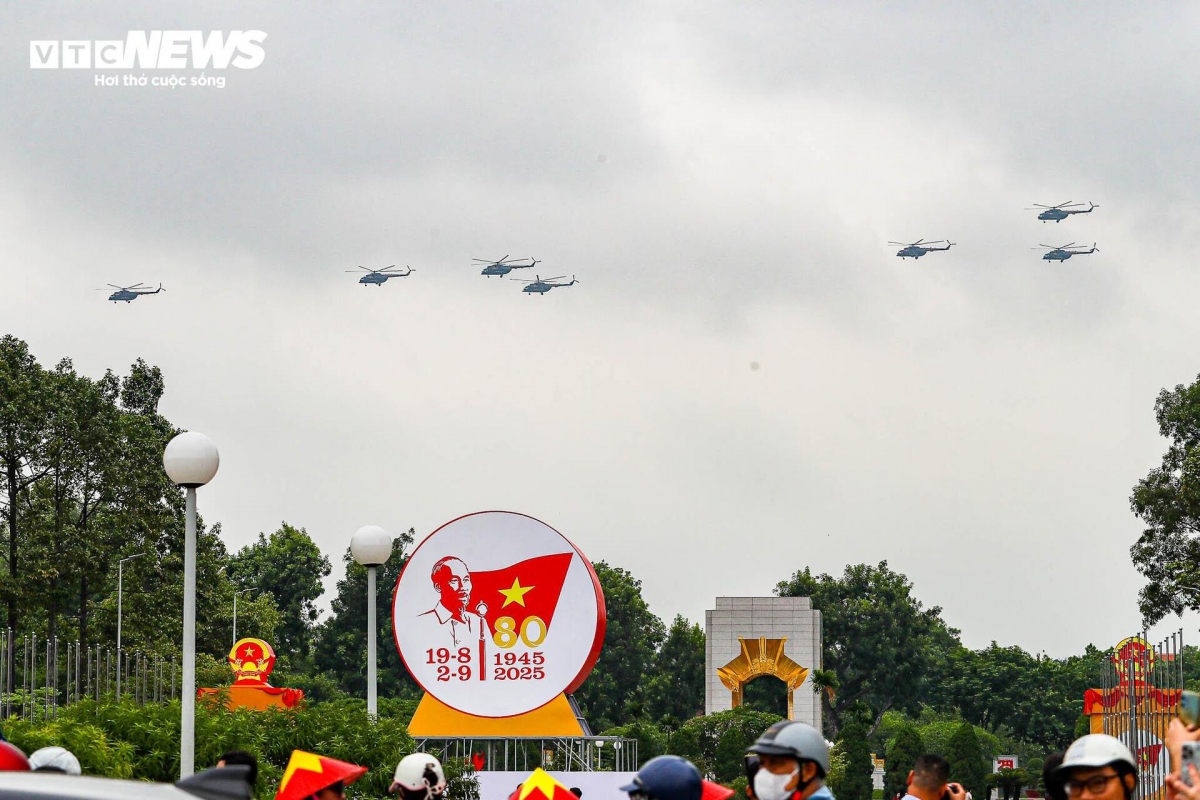  As part of the A80 parade to mark Vietnam’s National Day, the Air Defense – Air Force Command deployed multiple helicopter types, including the Mi-17, Mi-171, and Mi-172.