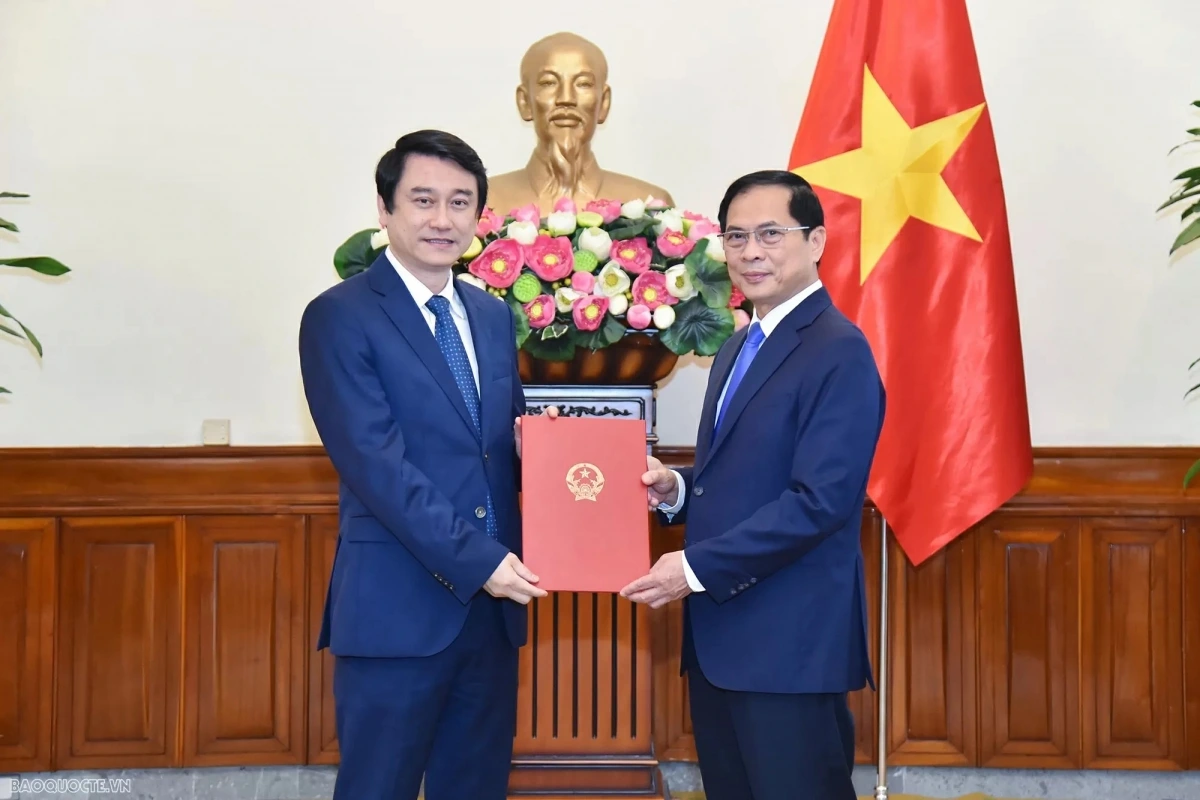 Phó Thủ tướng Bùi Thanh Sơn trao quyết định bổ nhiệm Thứ trưởng Ngoại giao cho ông Lê Anh Tuấn