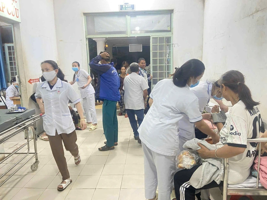Các trung tâm y tế Phú Thiện và Ayun Pa khẩn trương cấp cứu cho các bệnh nhân trong vụ ngộ độc thực phẩm. Ảnh: CTV