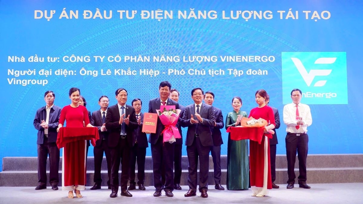 Ông Lê Khắc Hiệp - Phó Chủ tịch Tập đoàn Vingroup (đứng giữa) nhận biên bản thỏa thuận hợp giữa Công ty cổ phần Năng lượng VinEnergo với UBND tỉnh Gia Lai