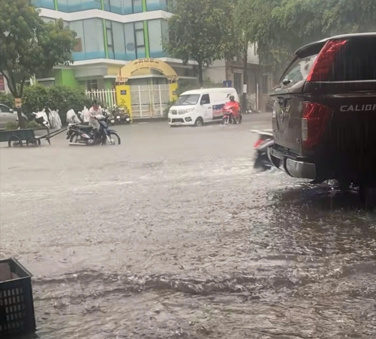 Mưa lớn gây ngập úng ở khu vực Triều Khúc. Ảnh: MXH.