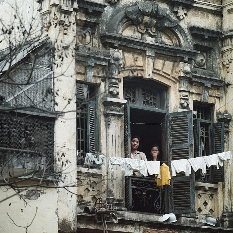 Một ngôi nhà cổ ở Hà Nội năm 1975. (Ảnh: Thomas Billhardt)