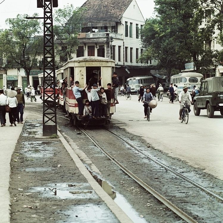 Một Hà Nội đầy hoài niệm với tàu điện leng keng.(Ảnh: Thomas Billhardt)