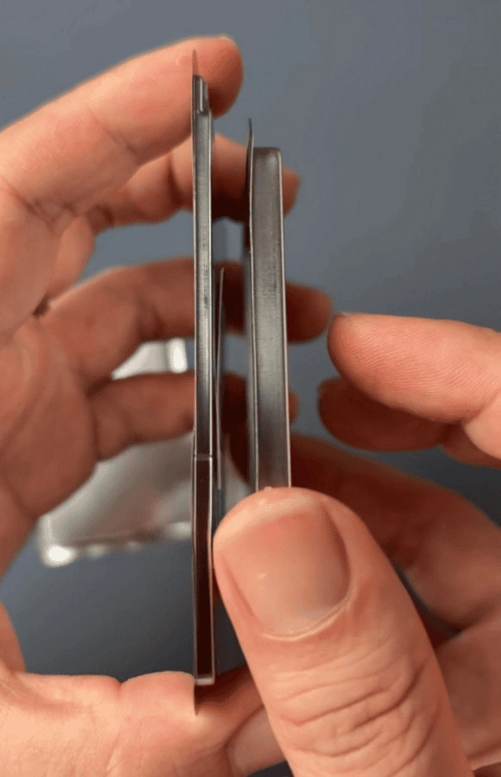 So sánh độ dày pin giữa iPhone 17 Air (trái) và iPhone 17 Pro (phải).