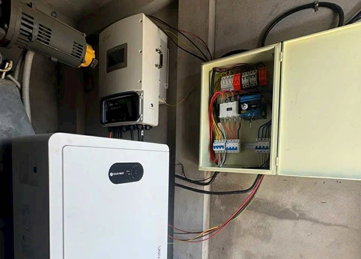 Biến tần và pin lưu trữ là một trong những thành phần người dùng cần chọn lọc khi lắp đặt năng lượng mặt trời.