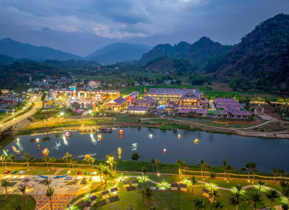 Flamingo Heritage Onsen &amp; Resort rực rỡ bên dòng sông Phó Đáy
