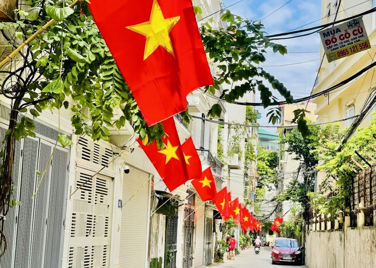 Việc treo cờ Tổ quốc nhân dịp Ngày Quốc tế Lao động 1/5 là bắt buộc theo quy định của pháp luật Việt Nam, vì đây là một trong những ngày lễ lớn của dân tộc. Việc treo cờ này là để tôn vinh vai trò và đóng góp của người lao động, đồng thời thể hiện tinh thần đoàn kết quốc tế (Ảnh: Kinh tế đô thị).