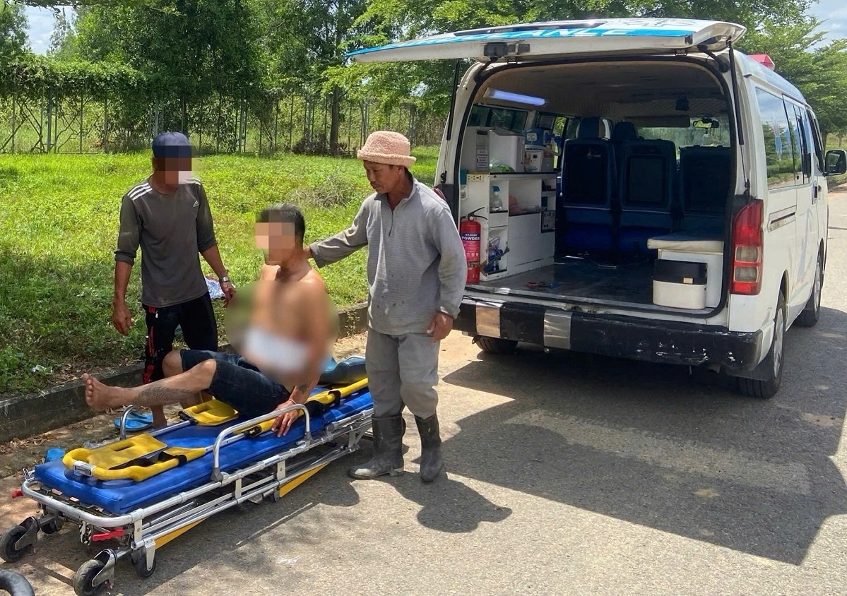 Xe cứu thương đưa người đàn ông bị đâm đi cấp cứu. Ảnh: B.H