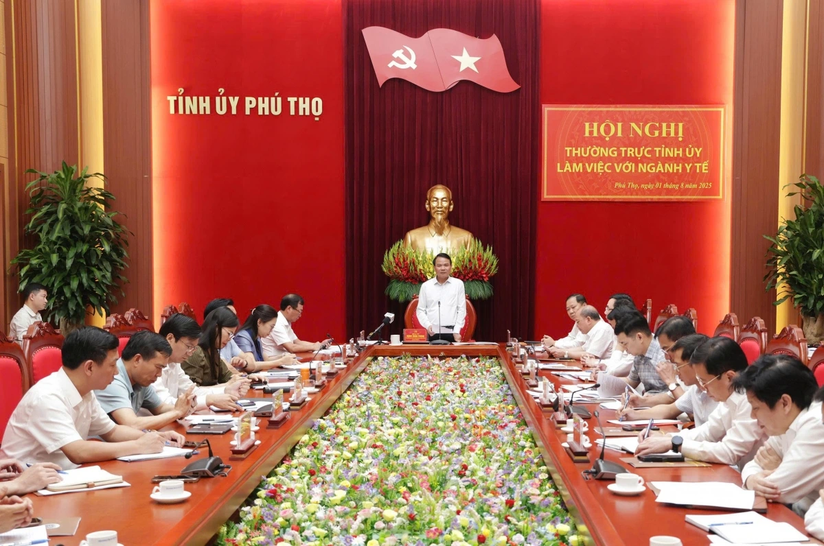 Thường trực Tỉnh ủy Phú Thọ có buổi làm việc với ngành Y tế về thực trạng công tác và định hướng phát triển trong thời gian tới. Ảnh Dương Chung.