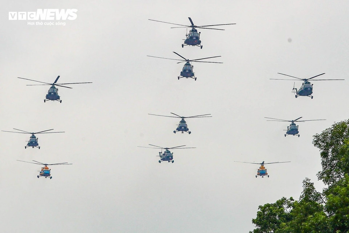     The 10 helicopters took off from Hoa Lac Airport and flew in a 1-3-3-3 formation.