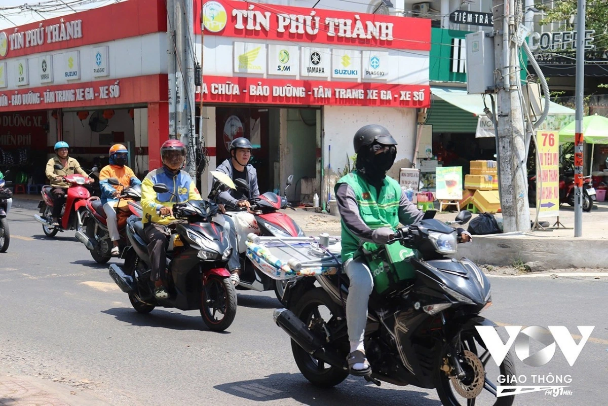 So với xe xăng, xe máy điện mang đến trải nghiệm êm ái và không xả thải - Ảnh minh họa