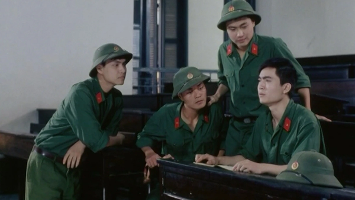 Bốn chàng trai “ Hoàng – Thành – Thăng - Long” là những sinh viên Thủ đô gác lại những giấc mơ riêng, bước thẳng ra chiến trường theo lệnh tổng động viên năm 1971. (Hình ảnh trong phim)