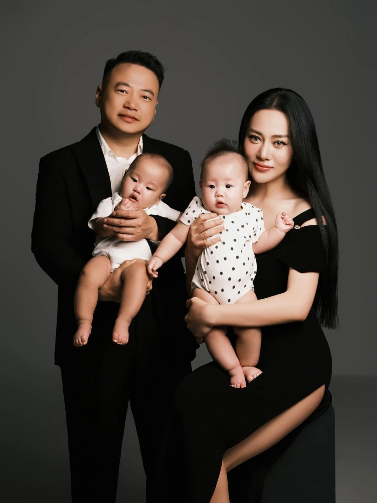 Diễn viên Phương Oanh bên chồng - Shark Bình (doanh nhân Nguyễn Hòa Bình) và hai con Jimmy, Jenny (Ảnh: FBNV)
