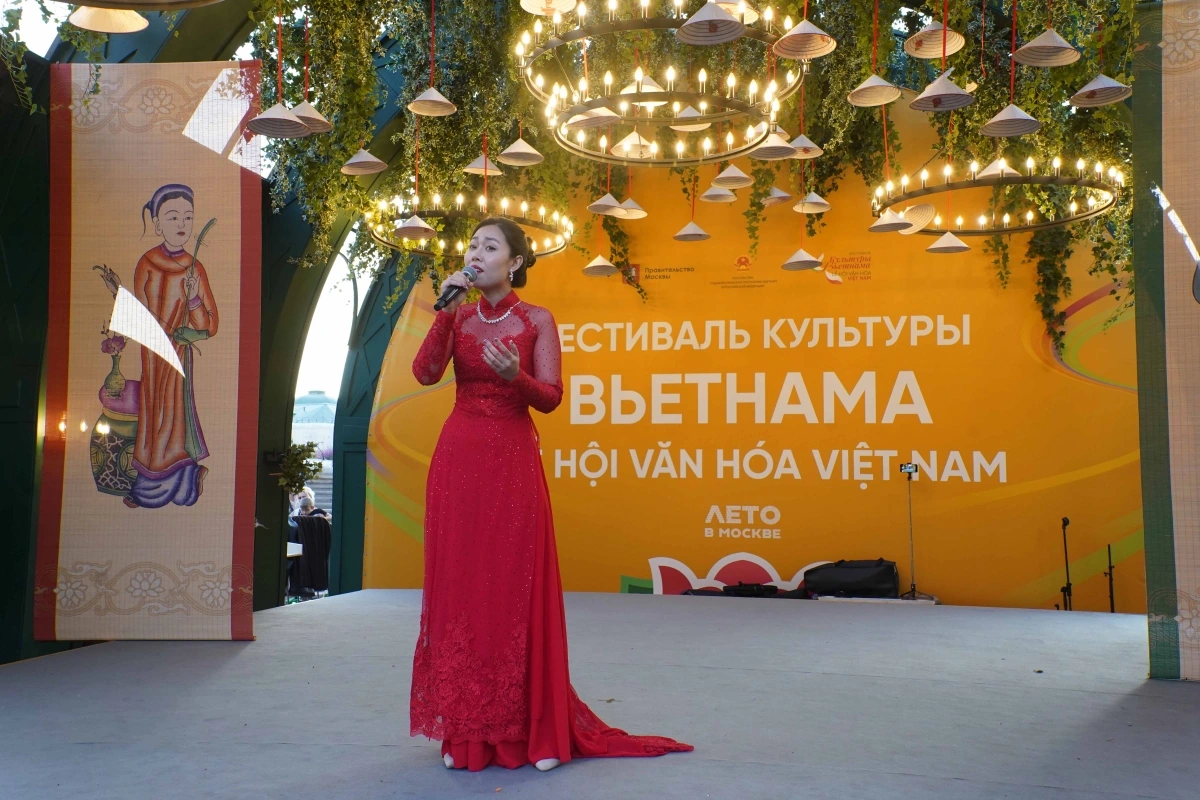 Ca sĩ Kim Ngân trình bày ca khúc "Hồ Chí Minh đẹp nhất tên Người"