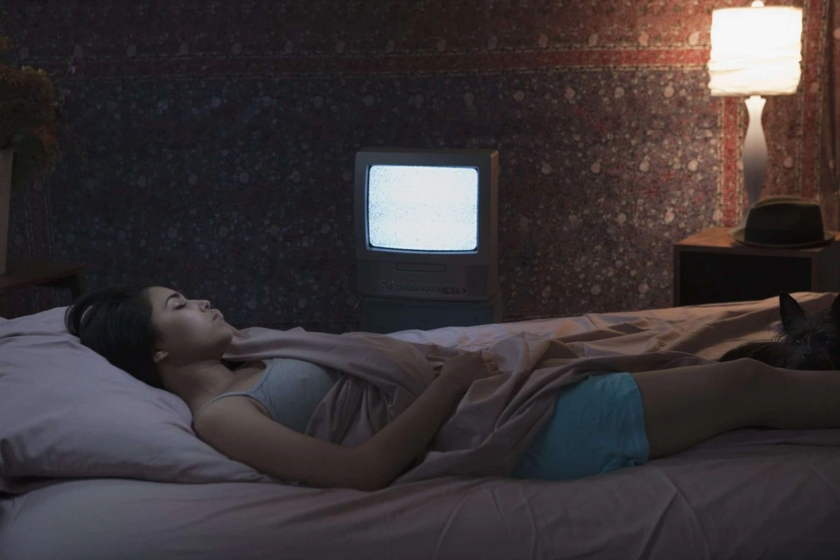 Hãy để cơ thể nghỉ ngơi hoàn toàn trong giấc ngủ bằng cách tắt TV.