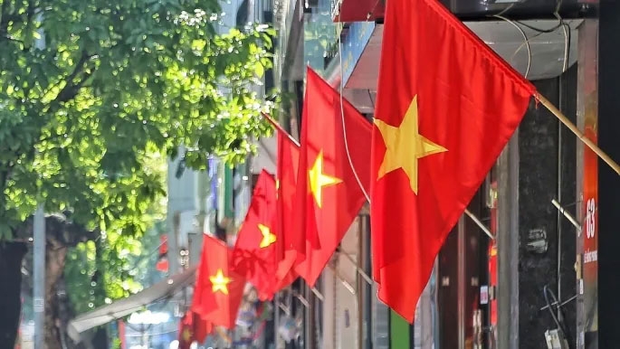 Kỷ niệm sinh nhật Chủ tịch Hồ Chí Minh vào ngày 19/5 là dịp để toàn dân Việt Nam thể hiện lòng biết ơn sâu sắc đến vị lãnh tụ vĩ đại, người đã cống hiến trọn đời cho sự nghiệp độc lập, thống nhất và hạnh phúc của dân tộc. Các hoạt động kỷ niệm được tổ chức rộng khắp, bao gồm lễ chào cờ, trồng cây, triển lãm, phát động phong trào thi đua học tập và làm theo tư tưởng, đạo đức, phong cách của Người  (Ảnh: Kinh tế đô thị).