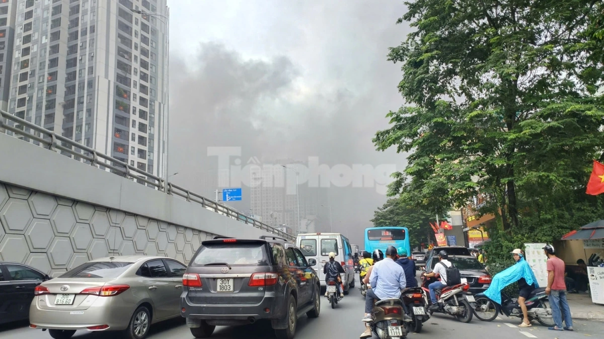 Đến 13h20, khói đen vẫn nghi ngút. Nhiều xe cứu hỏa được huy động đến hiện trường.